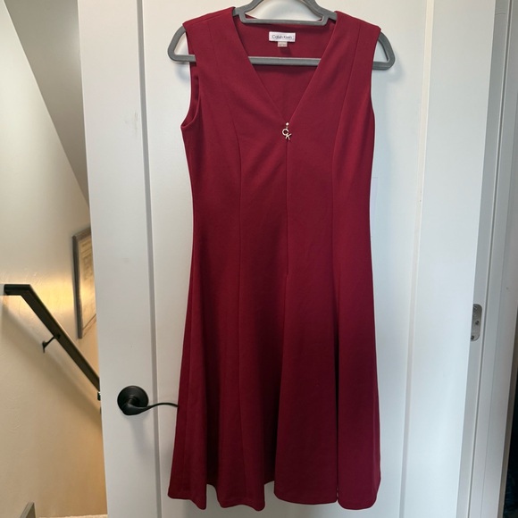 NWT Calvin Klein Maroon Red Sheath V-Neck Sleeveless Knee‎ Length Dress Business - Picture 1 of 7